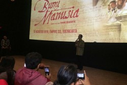 Sultan Minta Penonton Kritik Film Bumi Manusia