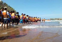 HUT Kemerdekaan RI, Tim SAR dan Relawan Kibarkan Merah Putih di Laut Selatan