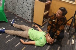 Staf Ibis Styles Yogyakarta Dilatih Padamkan Api & P3K