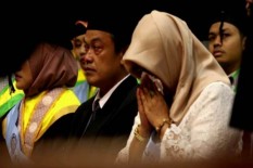 Derai Air Mata dan Lagu Gugur Bunga Iringi Wisuda Almarhumah Irza