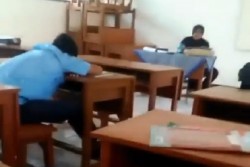 Viral Guru Mengajar, Siswa Tidur. Warganet: Martabat Guru Seketika Hilang
