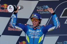 Salip Marquez Jelang Finis, Alex Rins Juara MotoGP Inggris 
