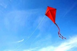 Tersambar Senar Layang-layang Berlapis Kaca, Seorang Anak di India Tewas 