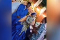Viral Pria Cuci Tangan Setelah Menyalami Mantan Pacar di Pelaminan