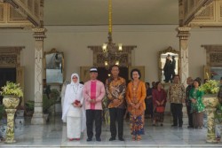 Permaisuri Raja Malaysia Membatik di Kraton Jogja