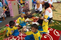 Anak-Anak PAUD di Mergangsan Diajari Membuat Gethuk