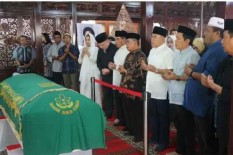  Aburizal Bakrie dan Sejumlah Tokoh Melayat ke Cikeas