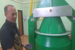 Wow, Teknologi Ini Bisa Bikin Pakaian Tak Basah meski Diguyur Air