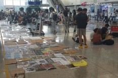 Polisi Hong Kong Pukuli Demonstran di Kereta