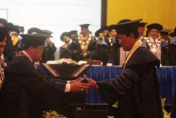 Gelar Doktor Honoris Causa Diberikan kepada HB X pada Tanggal Bersejarah