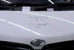 Resmikan Mobil Esemka, Jokowi Tuliskan Semboyan Prabowo Subianto