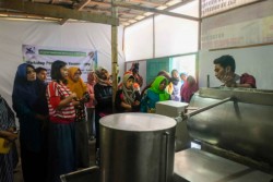 PKM UAD: Penghasil Salak di Wonokerto Dilatih Gunakan Vacuum Frying