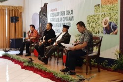 Rencana Kenaikan Batas Produksi Sigaret Kretek Tangan Ancam Puluhan Ribu Pelinting