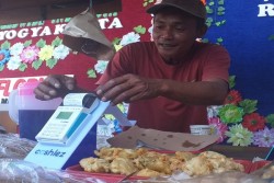 Beli Gorengan di Angkringan Bisa Bayar Pakai Nontunai