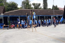 Peringati Haornas, Ratusan Siswa Sekolah Ini Punguti Sampah di Jalanan