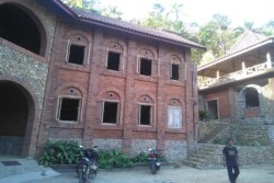 Bersantai di Warung Kopi Bernuansa Kastil di Kalibawang