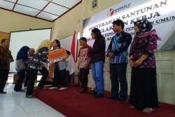 Keluarga Panwas Desa Menangis saat Terima Santunan