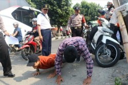 Langgar Pelintasan Kereta Api, Warga di Jogja Dihukum Push Up