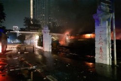 Ricuh, Gerbang Tol Pejompongan Dibakar Massa