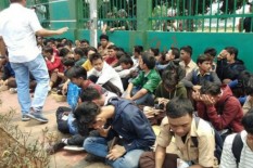 Kasihan Lihat Pelajar Ngos-ngosan Dikejar Polisi di Demo DPR, Warga Beri Air Minum