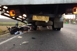 Tabrak Truk Parkir hingga Masuk Kolong, Pengendara Motor Luka Parah