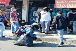 Dukung Aksi #GejayanMemanggil Jilid II, Warga Jogja Ini Bantu Bersihkan Lokasi Demo