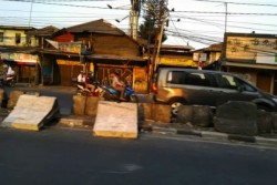 Jelang Pelantikan DPR, Sisa Kerusuhan Masih Terlihat di Jalan Menuju Gedung DPR
