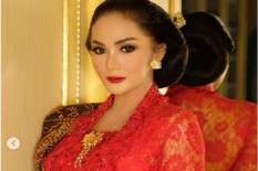 Berkebaya Merah Saat Dilantik Jadi Anggota DPR, Makeup Krisdayanti Jadi Pusat Perhatian 