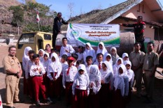 SMP Muhdela Serahkan Bantuan Air Bersih di Tepus