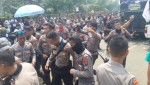 Puluhan Aparat Berjoget Setelah Demo Buruh Bubar