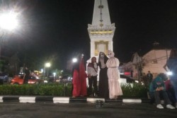 Tokoh Hantu Pocong di Tugu Pal Putih Disayangkan Wisatawan