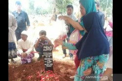 Kisah Pilu Ibu Korban Tewas Demo di Gedung DPR/MPR, Dijemput Polisi dan Diberi Santunan Rp10 Juta