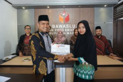 Bawaslukab Magelang Salurkan Rp90,7 Juta untuk 8 Pengawas yang Alami Kecelakaan Kerja