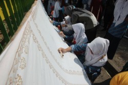 Pelajar dan Pegawai Ikut Membatik di Sepanjang Jalan Sukonandi