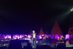 Kenakan Batik, David Foster Pukau Penonton di Candi Prambanan