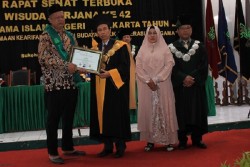 Ayah & Ibu Gantikan Wisuda Anaknya yang Meninggal Dunia