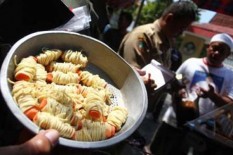 Masih Ada yang Gunakan Kresek untuk Pembungkus Makanan, Apa Bahayanya?