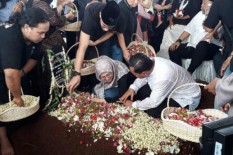 Indro Warkop Ziarah ke Makam Sang Istri Pakai Topi Ini ...