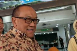 Sendirian, Aburizal Bakrie Jenguk Wiranto di RSPAD