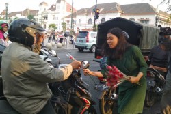Ajak Doakan Pelantikan Presiden, Relawan Bagi-Bagi Bunga di Titik Nol Km Jogja