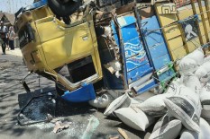 Diduga Sopir Mengantuk, Mobil Daihatsu Gran Max Hantam Truk