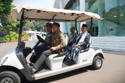 Wapres Ma'ruf Amin Kembali Pakai Sarung Saat Hadiri Sidang Kabinet Perdana