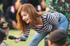  Viral Foto Disawer, Irma Darmawangsa: Itu Uang Saya