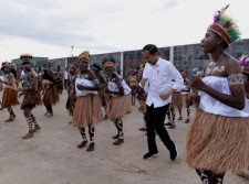 Jokowi Ajak Pemuda Bergandengan Tangan