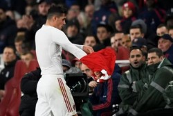 Balas Serangan Suporter, Kapten Arsenal Dikritik Pelatihnya