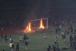 Persebaya Kalah dari PSS, Suporter Mengamuk & Mencaci Pemain