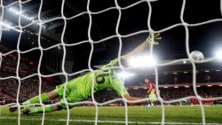 Beruntung, Liverpool Atasi Arsenal lewat Adu Penalti