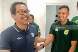 Gagal di PSIM & Persela, Aji Santoso Coba Peruntungan di Persebaya