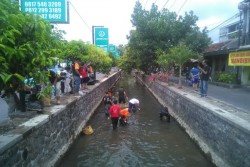 Sukarelawan Bersihkan Selokan Mataram dari Sampah