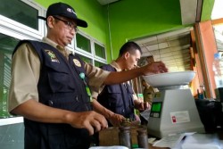 Ditera Ulang, Sejumlah Timbangan Milik Pedagang Pasar Wates Ternyata Rusak